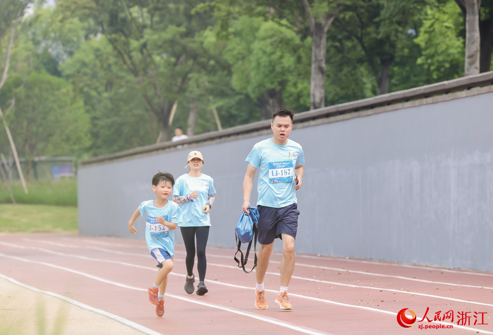 乐跑途中。人民网 秦铭泽摄